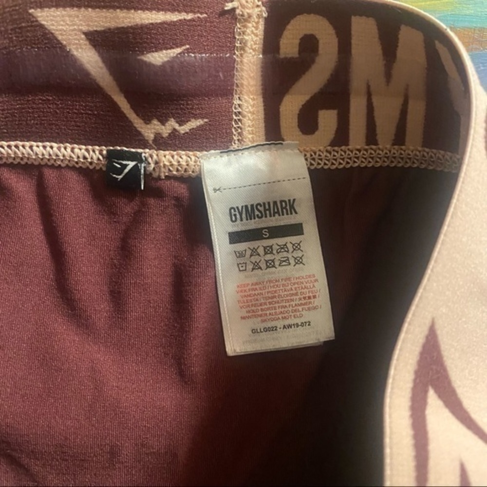 Really Clean Gym Shark Burgundy Leggings Size Small - Picture 5 of 6